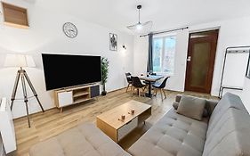 Maison Lumineuse Avec Verriere & Grand Ecran